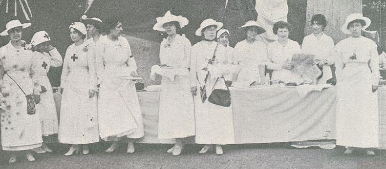 Senhoras da Cruz Vermelha Portuguesa e Inglesa no "Lisbon Criket Fiel" da Cruz Quebrada (JUN-1916)