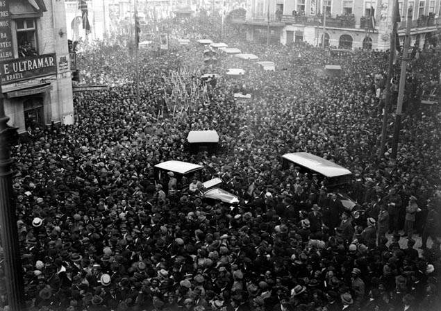 O povo de Lisboa aguardando a chegada do marechal Joffre  Estao do Rossio, por ocasio da transladao do Soldado desconhecido