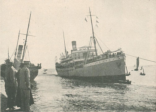 Vapor "Loureno Marques" que transporta a Coluna de Marinha de Moambique, o outro navio  o Cruzador Auxiliar "NRP Pedro Nunes". (Abril 1919), Foto de A. Franco, Ilustrao Portuguesa, 687, pp. 304-6