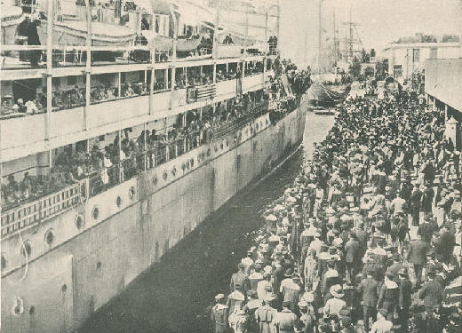 Cais do Posto de Desinfeco, em Alcntara. Desembarque do Batalho de Marinha  (Abril de 1919), Foto de A. Franco, Ilustrao Portuguesa, 687, pp. 304-6