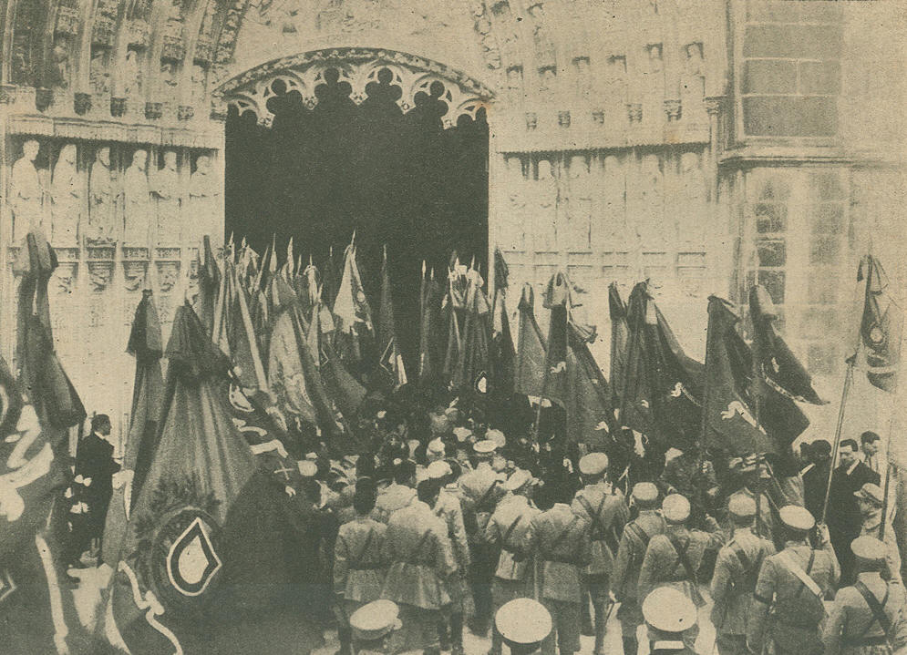 A entrada das 90 bandeiras, dos regimentos que estiveram presentes na Primeira Guerra Mundial, no mosteiro da Batalha, aps a chegada dos atades dos soldados desconhecidos 