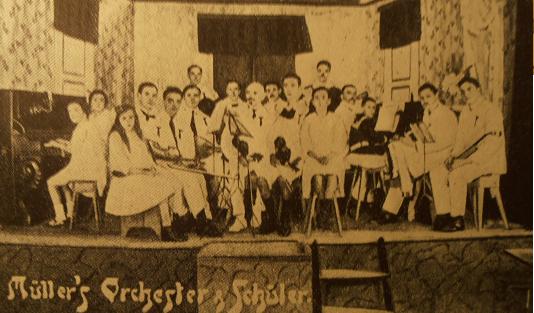 Internados e familiares num teatro improvisado no Forte de So Joo Baptista