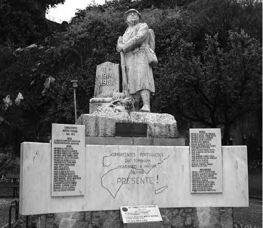 Covilh - Monumento ao Soldado Desconhecido. Transferido nos anos 80 para o Jardim Pblico. Projecto de laterao do Prof. Rodolfo Passaporte