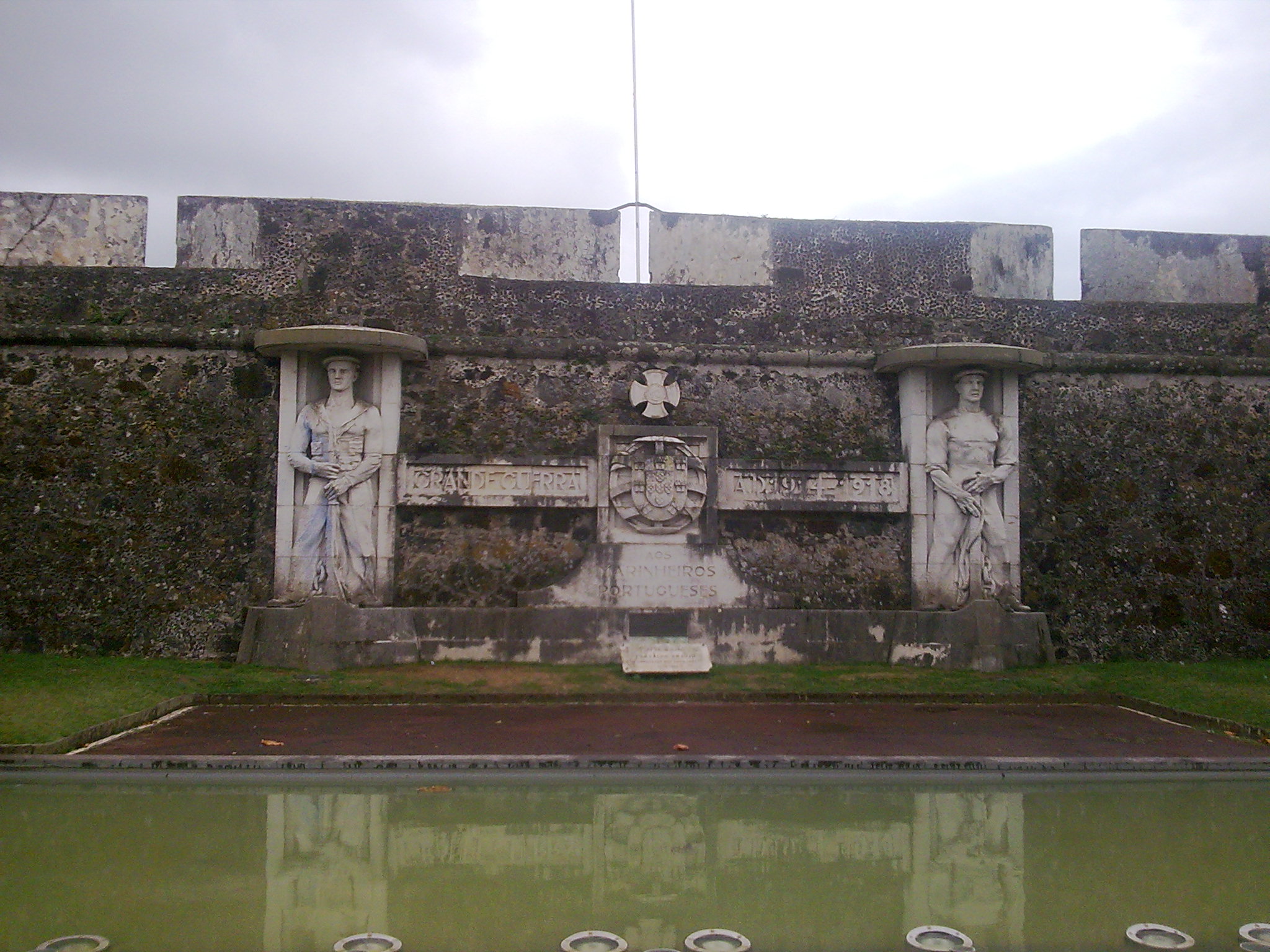 Ponta Delgada - O Monumento aos Mortos da Grande Guerra (1914-1918) construdo na dcada de 1930, na rea do Porto de Armas foi projectado pelo arquitecto Raul Lino e o escultor Diogo de Macedo. Foto da Eng Manuela Pereira (2010).