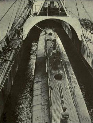 Porta-submarinos francês "Kangoroo". Afundado na Baía do Funchal a 3 de Dezembro de 1916, pelo U38 