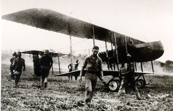 Mocimboa da Praia, 1917. Farman F40 momentos aps a aterragem na pista, acompanhado por pessoal de terra. Em destaque v-se um dos mecnicos da esquadrilha. (Foto EMFA)