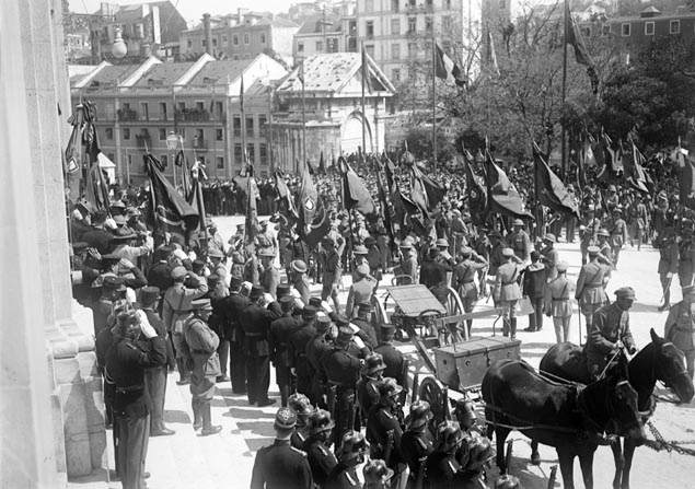 Fim do cortejo fnebre de transladao dos "Soldado Desconhecidos", chegada das urnas funerrias ao palcio de So Bento. "O Morto glorioso d'frica e do Mar e o bravo Combatente da Flandres. Foram conduzidos para o trio do Congresso, onde ficaram at serem transportados para a Batalha." Vd. Ilustrao Portuguesa, n. 791, 16.4.1921, p. 244  