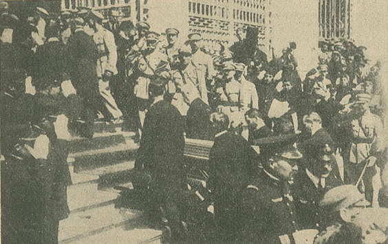 Os "Soldados Desconecidos" a entrarem na Baslica da Estrela, 9 de Abril de 1921